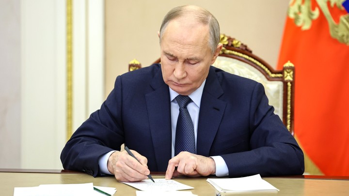 Пускай с собой разберутся! - Путин сказал. Дважды зачеркнул. Ударил по столу