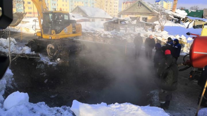 Девушка провалилась в кипяток под снегом в Южно-Сахалинске
