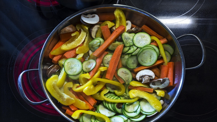 Что добавить в салат, чтобы идеально усвоились овощи: Диетолог раскрыла секрет