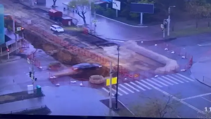 Гонщик Химера эпично перелетел через яму, удирая от погони в Благовещенске