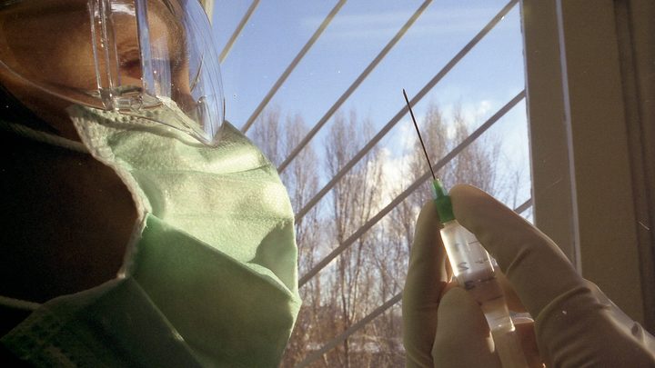 Приезжий мальчик уколол 6-летнюю девочку из Омска использованным шприцем