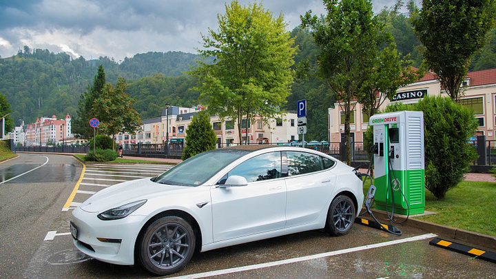 На курорте Роза Хутор открылась первая электрозаправочная станция в Сочи