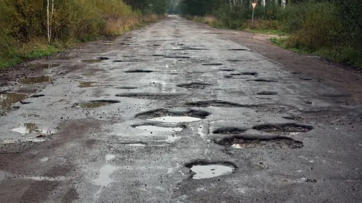 Ямы, грязь и дыра в космос: жители Екатеринбурга в отчаянии от состояния дорог
