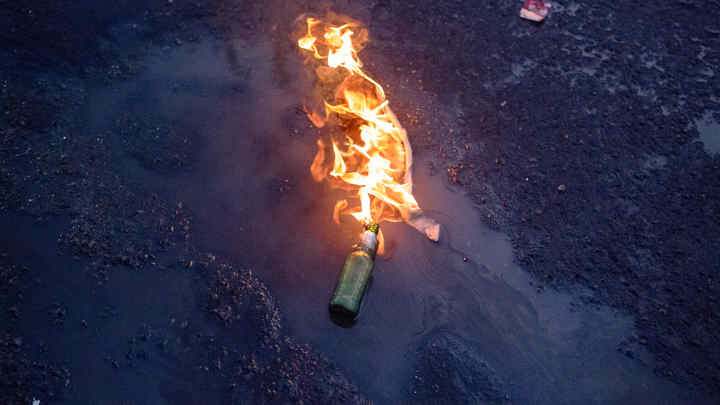 Украинцы в Латвии попытались сжечь дом известного блогера: Пятеро детей не стали преградой