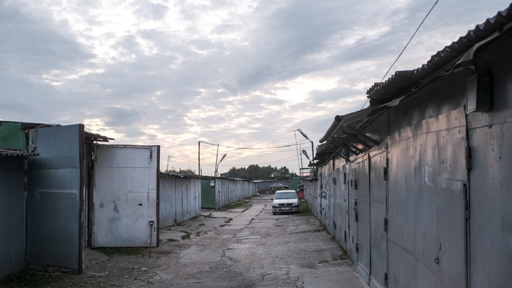 В гараже Темиртау приёмные родители держали 16-летнего маугли