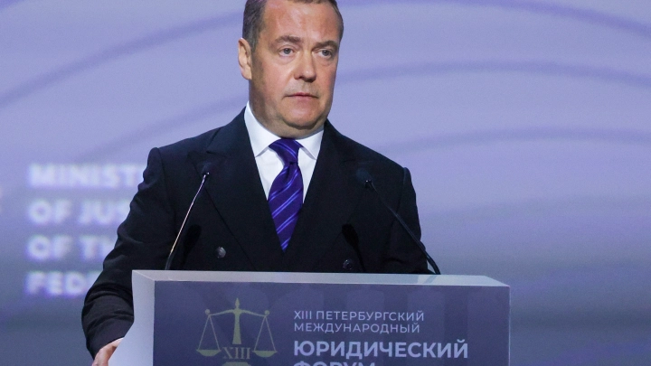 Когда мы сидели за одним столом — они все были зомби: Медведев назвал G7 мёртвым клубом