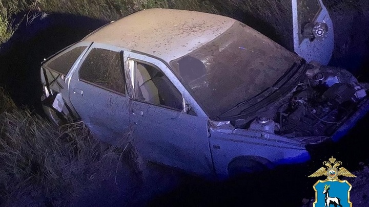 На трассе в Самарской области пьяный бесправник на ВАЗе вылетел в кювет
