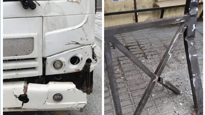 В Челябинске автобус снёс остановку общественного транспорта