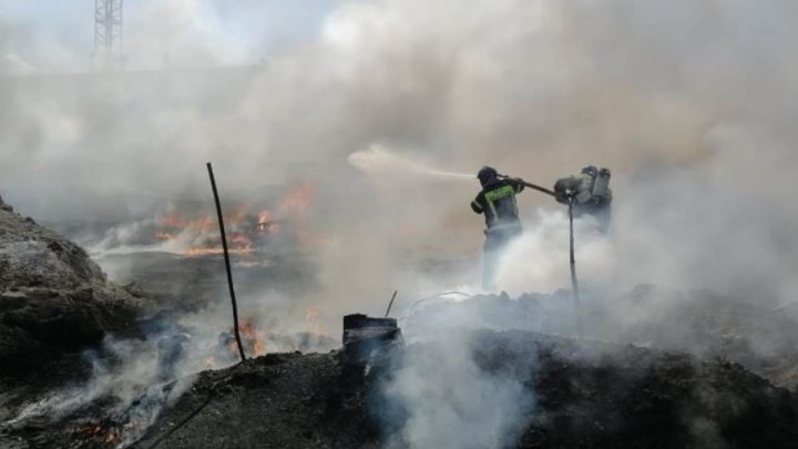 Взрывалось и дымило: в Челябинске сгорел склад отработанного масла
