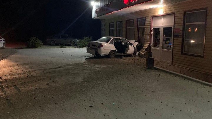 В Тимашевске пьяный водитель врезался в витрину магазина