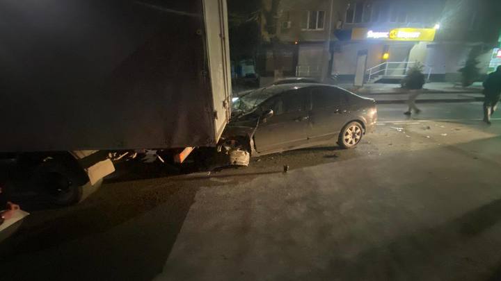 В ночной аварии в Ростове разбился пассажир автомобиля