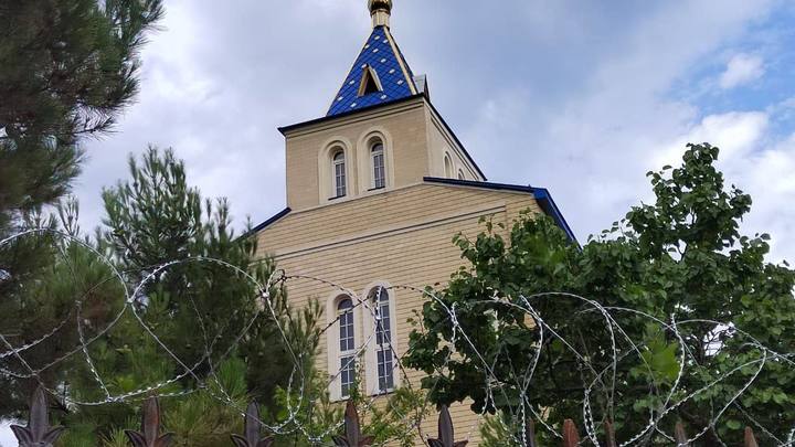 Православные храмы в Дагестане стали обносить колючей проволокой