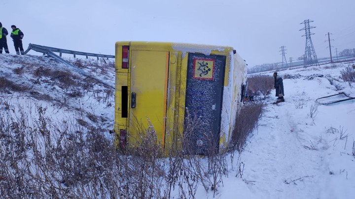 В Новосибирской области перевернулся автобус с пассажирами: есть пострадавшие