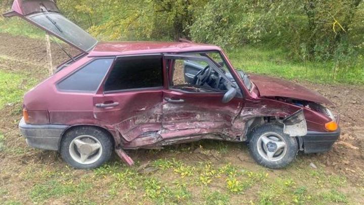 В Ростовской области в дорожной аварии пострадал водитель легкового авто и 12-летний ребёнок