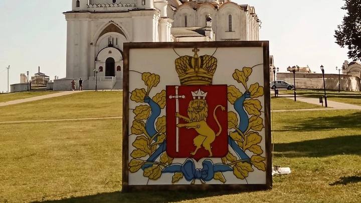 Инсталляцию с гербом региона переместят с Соборной площади города Владимира