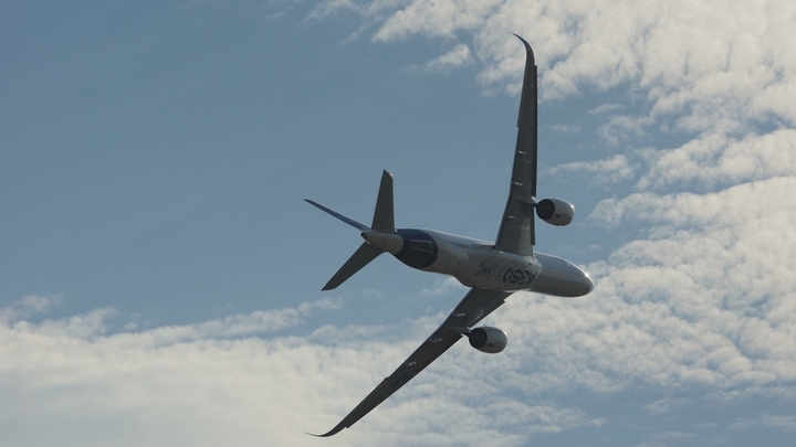 Взлетавший в Нерюнгри Boeing 737 экстренно сел после удара хвостом об землю