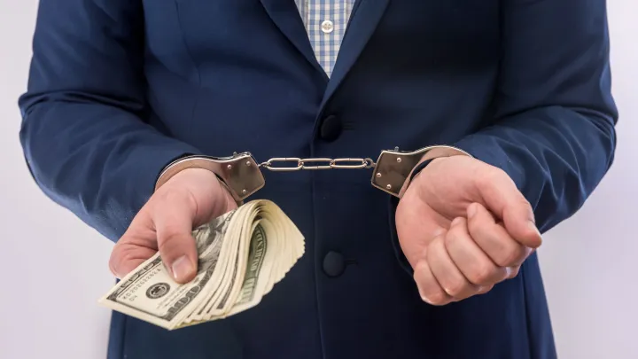 В Санкт-Петербурге ректор вуза легализовал 500 мигрантов за 40 млн рублей