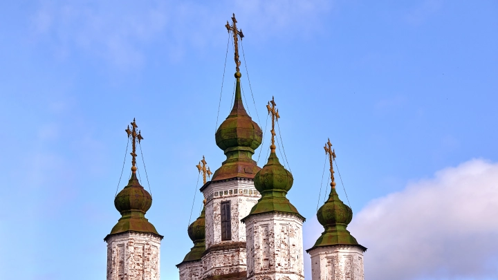 Мигрантам дозволено, православным – нет? Пасхальный скандал у стен МГУ