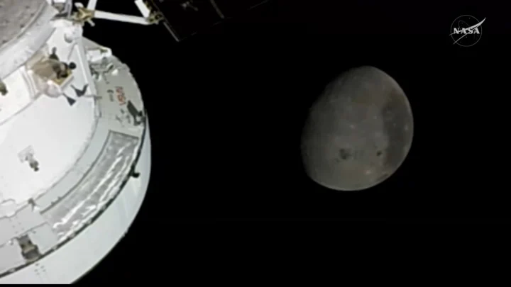 Прощай, Луна: Orion совершает финальный гравитационный манёвр