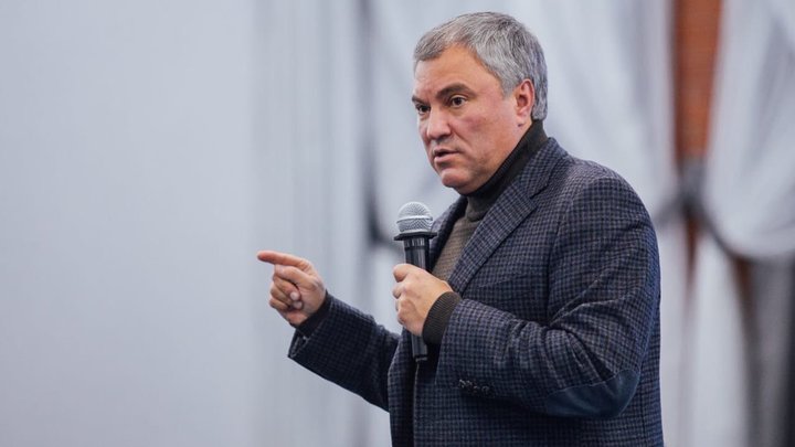 Володин рассказал про новое шоу Зеленского, в котором солдаты ВСУ бегают с лопатами