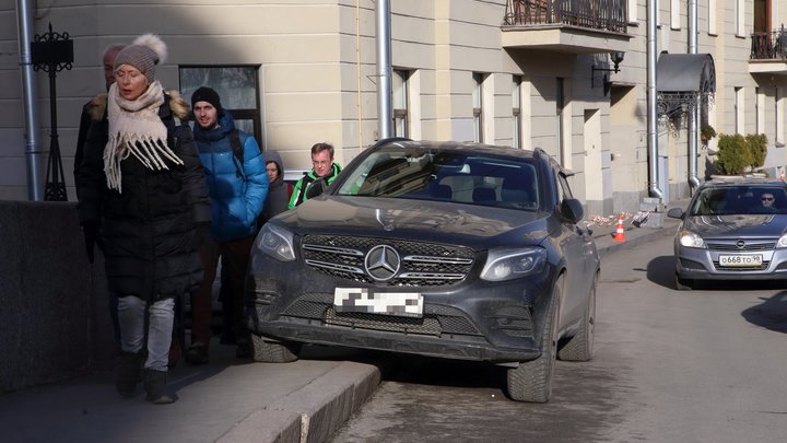 «Не опять, а снова»: Михаил Боярский нарушил правила парковки в центре Санкт-Петербурга