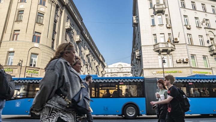 В Петербурге на улицах появился первый китайский электробус