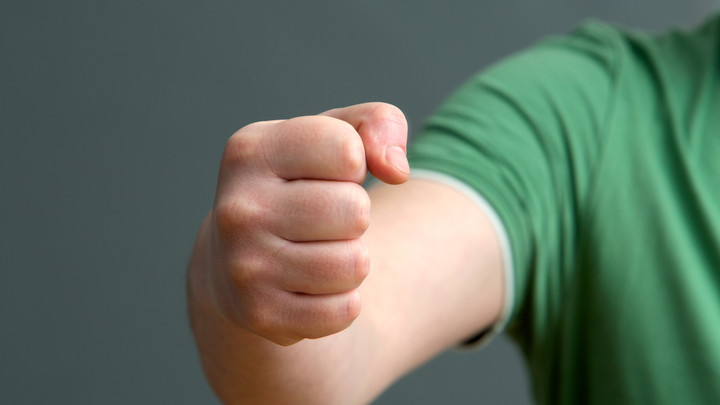 Мужчина избил школьников в Салавате, потому что они не дали ему вейп