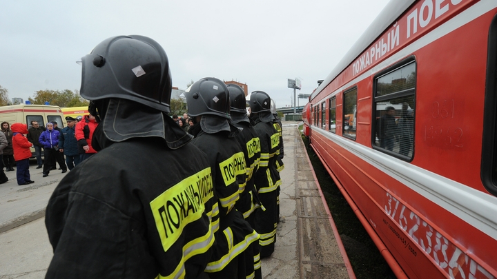 Под Москвой полыхает нефтебаза: К месту бедствия едет пожарный поезд - СМИ