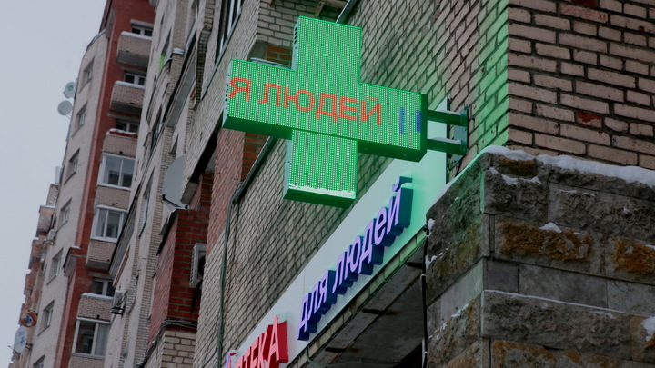 В Новосибирске падает уличный крест