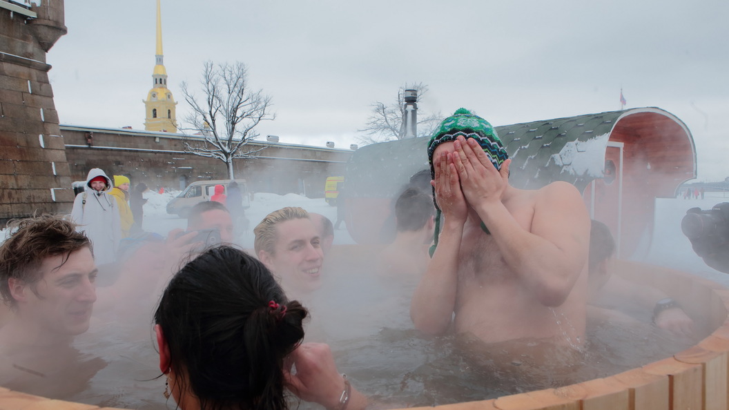 Блогерша из ленинграда ублажает бомжей. Блогерша муж в бассейне с сухим льдом. Блогерша сухой лед бассейн.