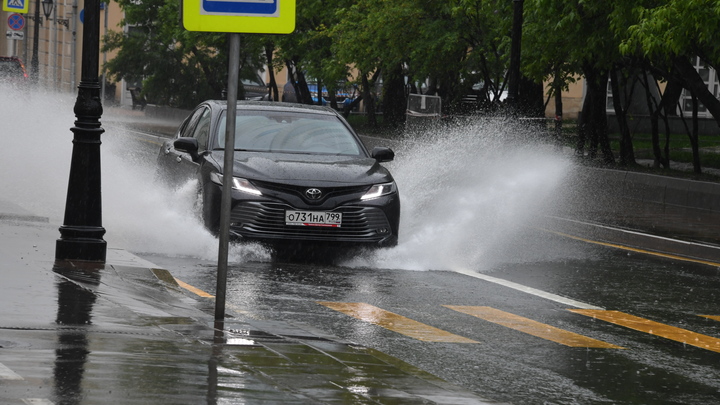 В центре Ростова восстановили движение по улице, на которой ливень смыл асфальт