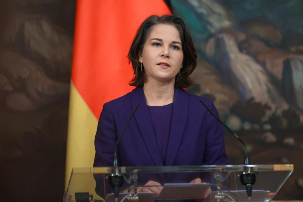 Странный развод Бербок. С кем останутся двое детей?