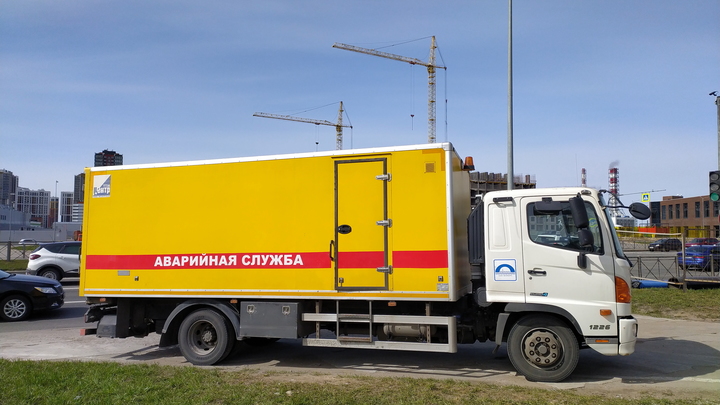 СК возбудил уголовное дело после прорыва трубы на улице Дыбенко в Петербурге