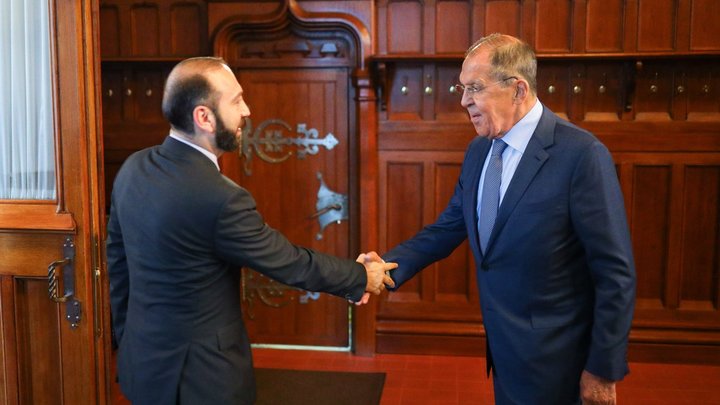 Глава армянского МИД Мирзоян сообщил Лаврову о наступлении Баку на территорию Армении