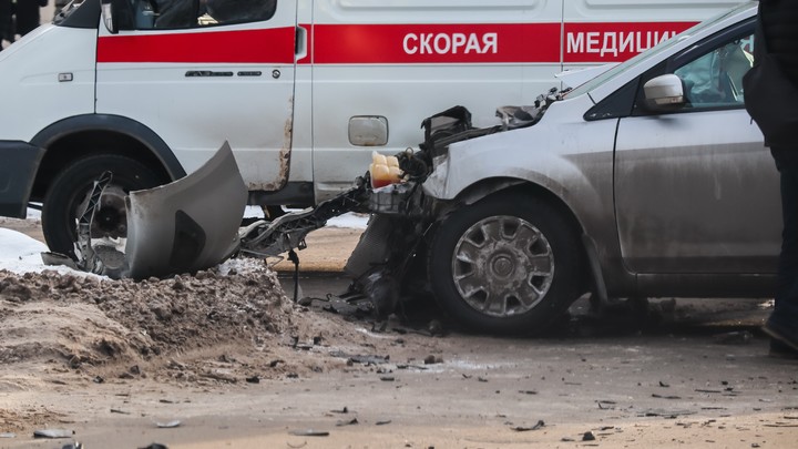 В Москве три человека погибли в столкнувшемся со столбом автомобиле