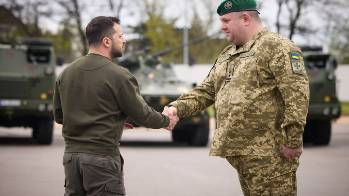В США предупредили Зеленского о риске погибнуть от рук военных: “Его кончина близко”