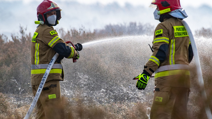 Киевские неонацисты начали мстить соседу за предательство. В Польше пылают здания