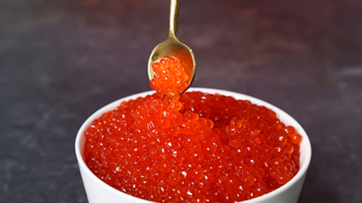 Сколько ложек красной икры можно съесть в день? Врач указал на опасный момент