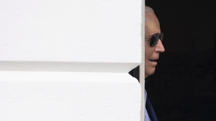 Камера случайно подслушала тайную беседу Байдена о Нетаньяху. Вышло неловко