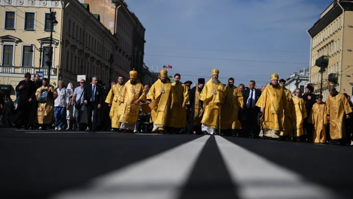 Шаг за шагом с молитвой и под иконой: В Петербурге проходит Крестный ход