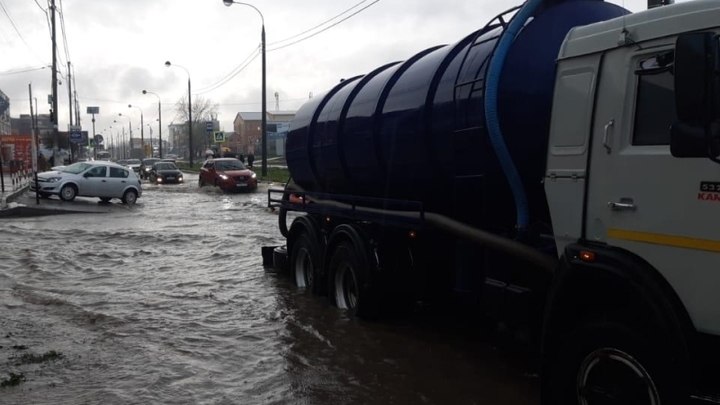 В Краснодаре продолжают откачивать дождевую воду с затопленных улиц