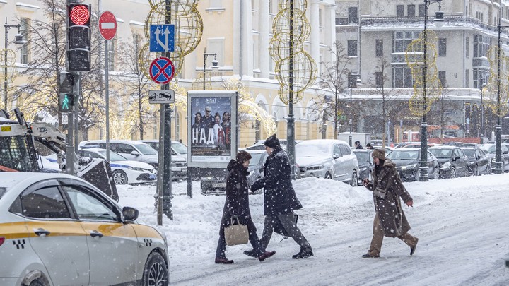 Мигранты открыли второй фронт. Не щадят ни полицию, ни ветеранов СВО