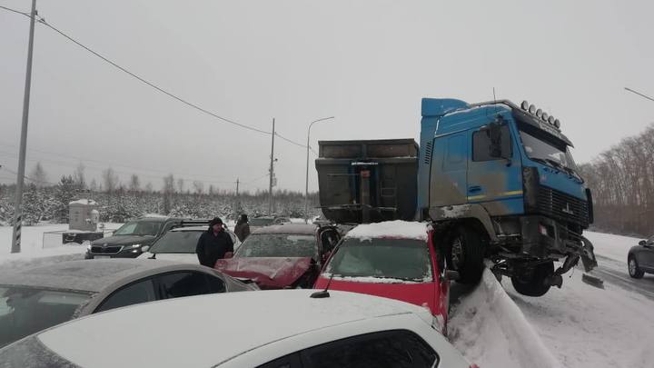 В Челябинской области на М-5 4 января столкнулись 13 автомобилей