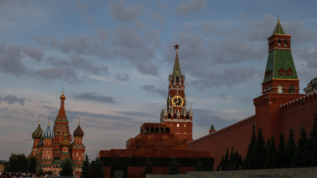 Спрашивай москва. Белый дом на красной площади. Москва красная площадь белый дом. Kremlin vs White House. Kremlin and White House.