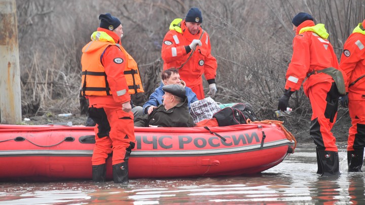 Необходимо сделать запас воды на месяц: Жителей Кургана предупредили о риске затопления