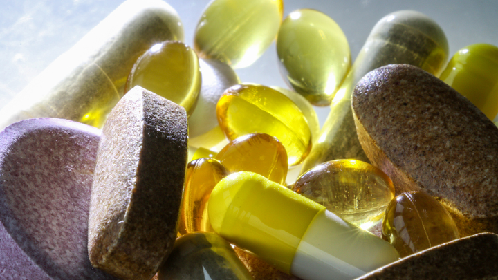 Когда витамины вредны: Врачи назвали популярную ошибку в лечении