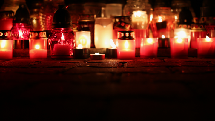 В Финляндии возникла проблема с загрязнением кладбищ светодиодными свечами