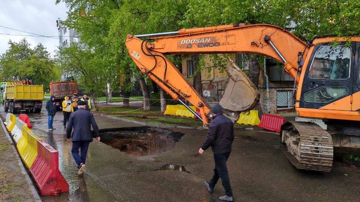 В Челябинске недалеко от зияющей в асфальте дыры образовалась вторая яма