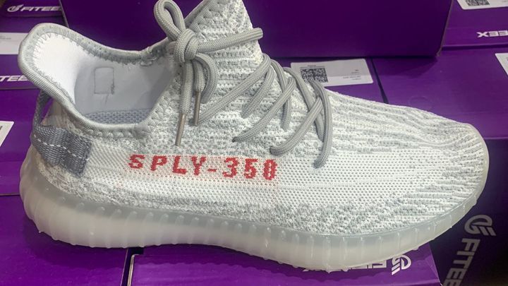 Почти 2 тыс. пар контрафактных кроссовок Адидас обнаружили на Южном таможенном управлении