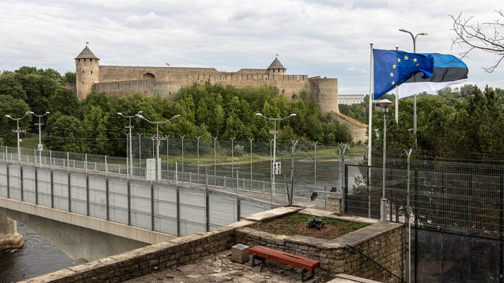 Ночевали прямо на улице: Сотни человек на эстонской границе пытаются попасть в Россию - первые кадры